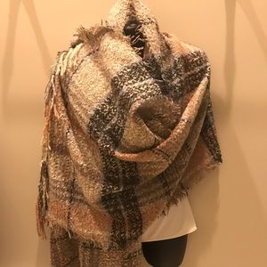 ♥️NWOT 🆕 Classy Plaid Wrap with Fringe Detail